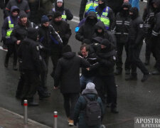 У центрі Києва сталася сутичка протестувальників із поліцією (відео)