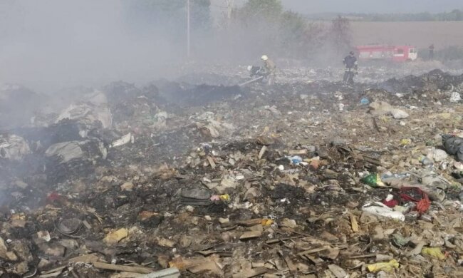 На Київщині горить несанкціоноване сміттєзвалище