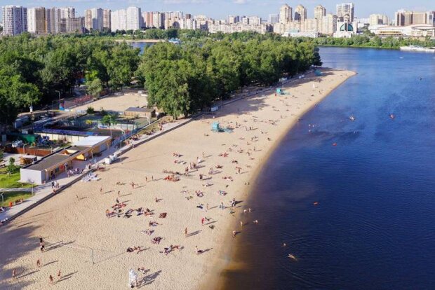 Названо київські пляжі, безпечні для купання
