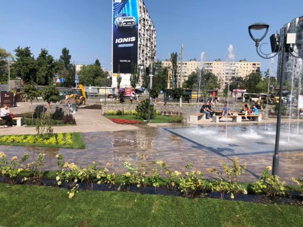 В Києві замість захаращеної території з`явився сучасний сквер із фонтаном (фото)