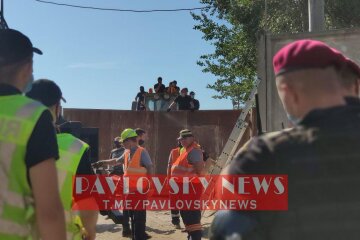 Підпал авто, бійка з охороною, штурм: на Видубичах зносять незаконний паркан складу з піском (відео)