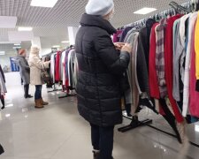 Поки жінка вибирала пальто в "second-hand-магазині" столиці, її власний одяг продали