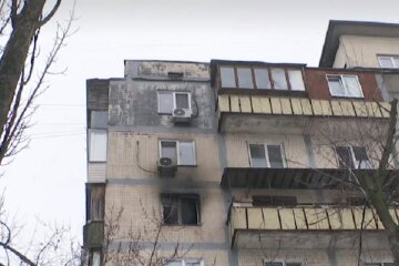 Стали відомі подробиці про чоловіка, що випав з вікна в Києві під час пожежі (відео)