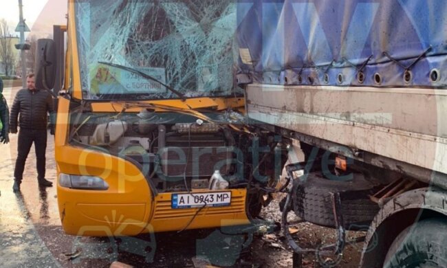На Бажана маршрутка врізалась у вантажівку