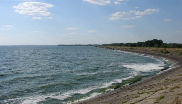 На березі Каховського водосховища фіксують пересування ворожої техніки