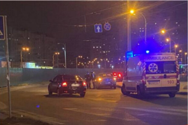 У Києві біля метро “Мінська” легковик збив жінку на переході