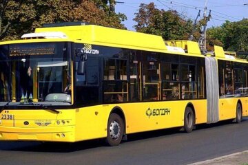 Додаткові рейси до кладовищ: Київ готується до поминальних днів