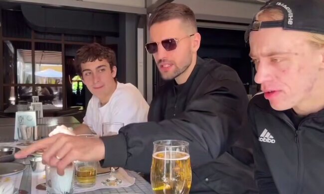 У столиці "чьоткі пацани" провели стрім в Twitch хизуючись зброєю, купленою на "чорному ринку" і закликали уникати реєстрації