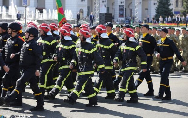 На репетиції параду в Києві військові передали “полум’яний привіт” Путіну (відео)