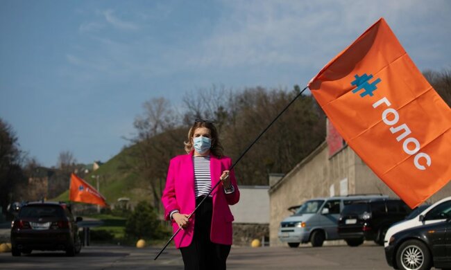 Партія “Голос” влаштувала автомітинг на Банковій по всім правилам карантину