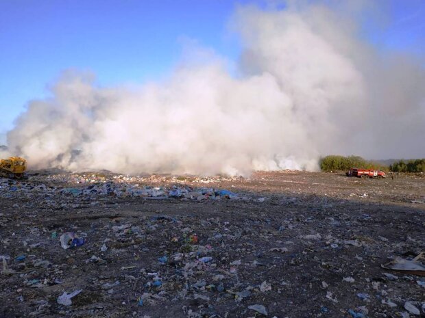 На Житомирщині спалахнуло сміттєзвалище