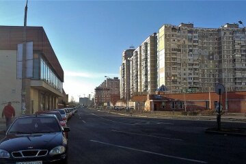 Хотів стрибнути з 7-го поверху: на Позняках патрульні врятували чоловіка від самогубства (відео)