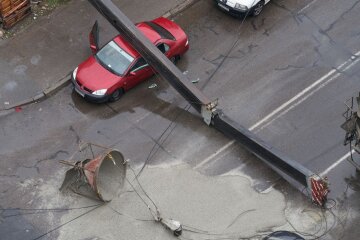 На Позняках на дорогу впав автокран (фото)