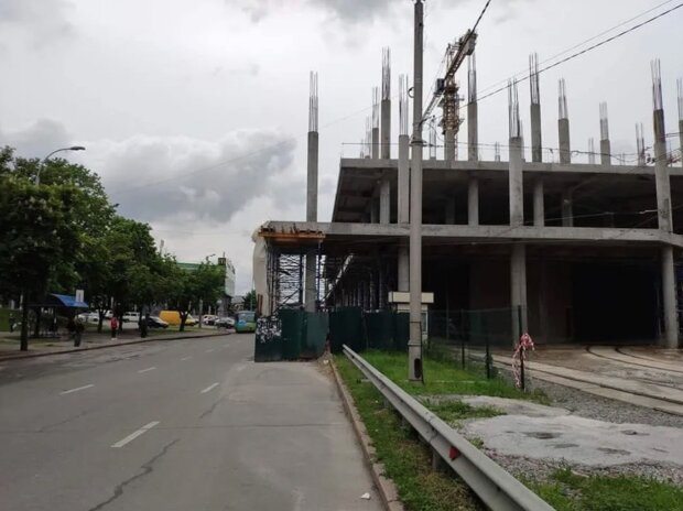 В столиці будують ТРЦ прямо на автомобільній трасі (фото)