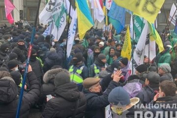 Мітинги під будівлею Ради: до відділення поліції доставили двох осіб (відео)