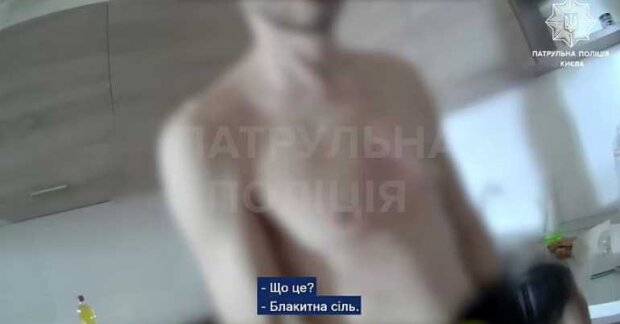 У Києві чоловік запропонував поліцейським «покурити з ним солі» — дивіться відео, що з цього вийшло