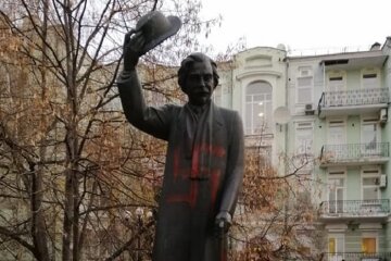 На пам'ятнику Шолом-Алейхему вандали намалювали свастику