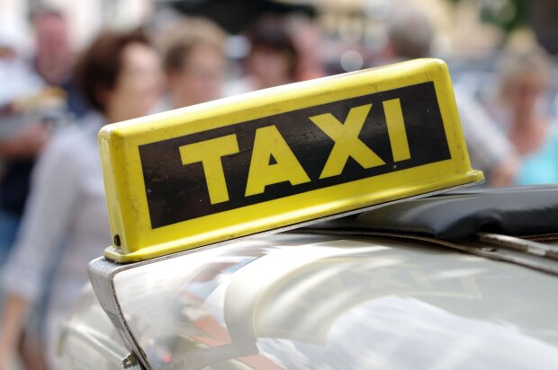 У центрі Києва перекинулося таксі із пасажирами: фото