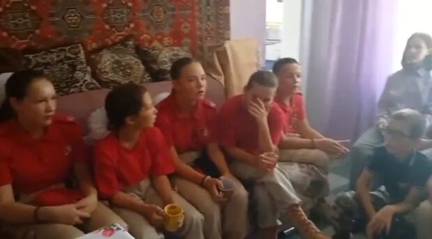 Окупанти в Маріуполі активно формують “путінюгенд”: з’явилося сумне відео з підлітками