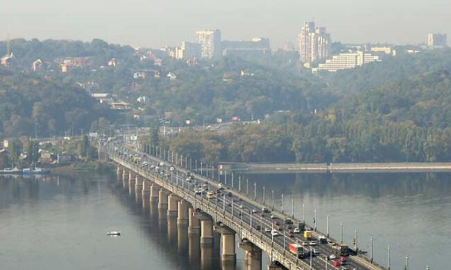 Міст Патона знову попрацював водоспадом (відео)