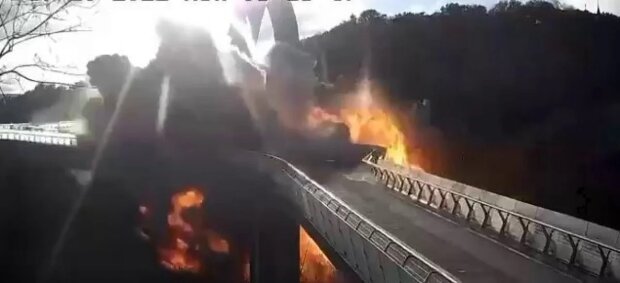 Ракета окупантів вдарила по “мосту Кличка”: об’єкт встояв (відео)