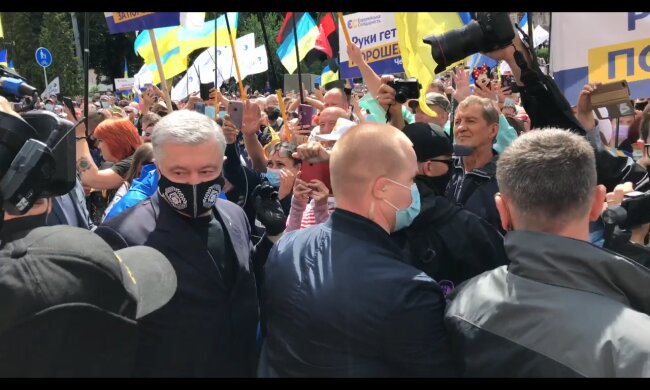 Порошенко розбив камеру журналісту під Печерським судом (відео)