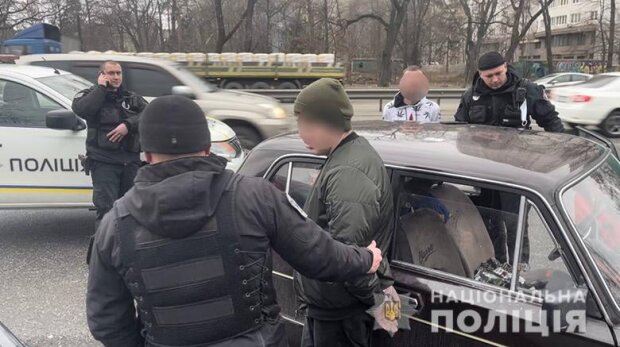 В Києві хлопців затримали на гарячому: вони вживали наркотики посеред білого дня в автівці