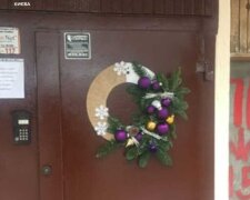 В Києві «закладку» заховали у новорічному віночку на дверях будинку