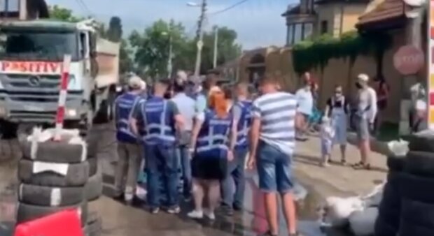 Перекрили рух транспорту: в Києві мітингували мешканці Русанівських садів (відео)