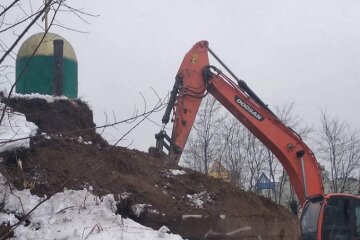 На Батиєвій горі знесли паркан забудовника, який той встановив навколо 110-річної будівлі з церквою (відео)