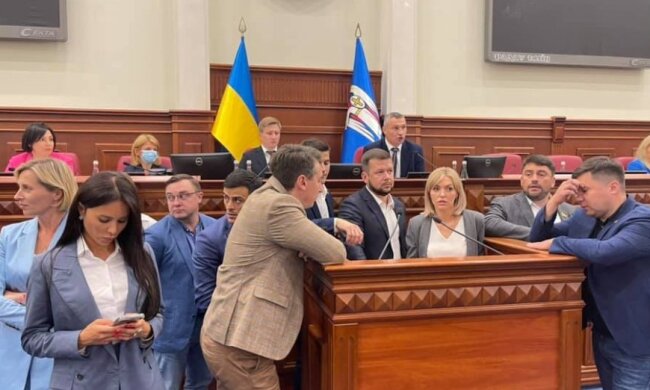 “Слуги народу” разом з ОПЗЖ блокували трибуну Київради: що сталося на сесії