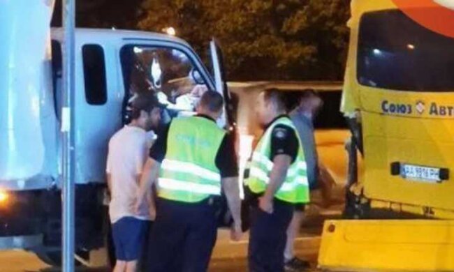 У Києві вантажівка АТБ на повному ходу влетіла у маршрутку (відео)