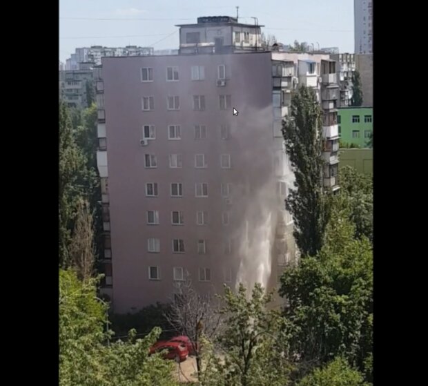Фонтан з труби на Березняках потрощив вікна та зіпсував машини (фото, відео)