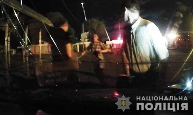 Під Києвом чоловік напав на поліцейського і пошкодив службове авто (відео)