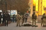 90-ті повертаються — у Києві чоловік зі зброєю увійшов до бізнес-центру і влаштував стрілянину