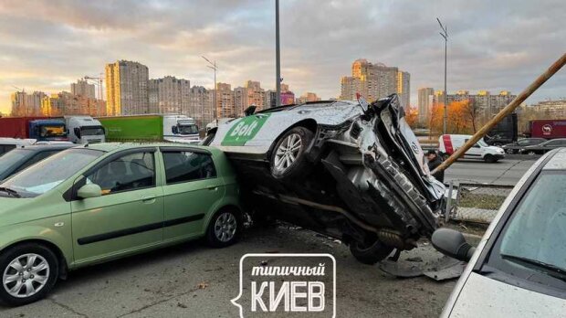Зробив сальто і розтрощив шість машин: водій таксі Bolt влаштував масштабну ДТП у Києві (відео)