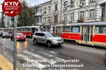 У Києві на Подолі через обрив контактних ліній зупинились трамваї