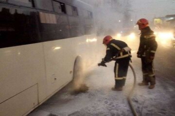 Посеред дороги в Києві горіла маршрутка