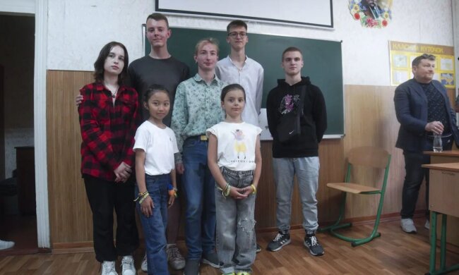 Бучу на Київщині відвідала 10-річна волонтерка з Японії