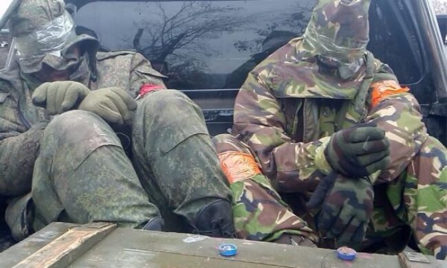 Бійці ЗСУ взяли в полон російських окупантів: ті плакали від щастя (відео)