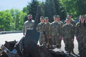 «Останню крапку ставить піхота»: у центрі столиці презентували унікальну інсталяцію зі знищеної ворожої техніки