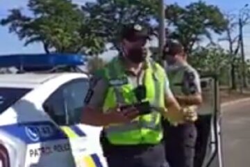 Знущались та хамили майже годину: у Миколаєві копи зупинили швидку, яка везла людину на термінову операцію (відео)