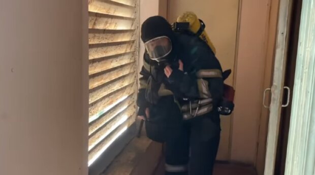 Рятували дорослих і дітей: у Києві пожежники вивели з вогню жителів багатоповерхівки (відео)