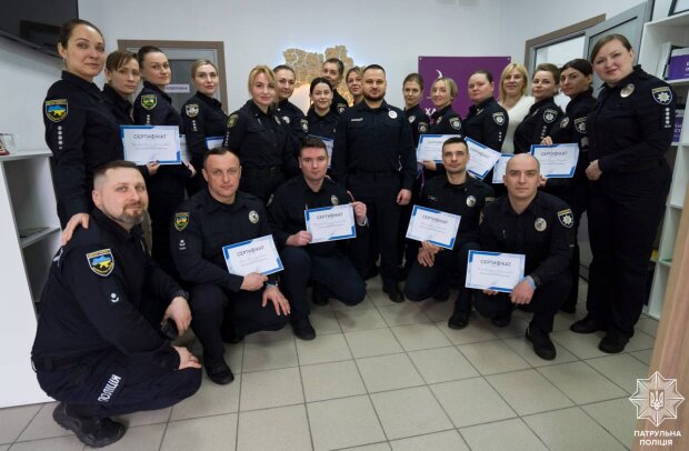 Поліціянти, які працюватимуть у школах Києва, пройшли навчання та отримали сертифікати