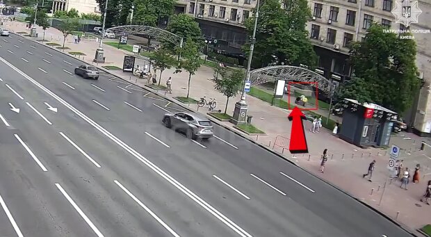 У Києві патрульні зупинили кур’єра на електроскутері, який на швидкості їздив тротуарами Хрещатика