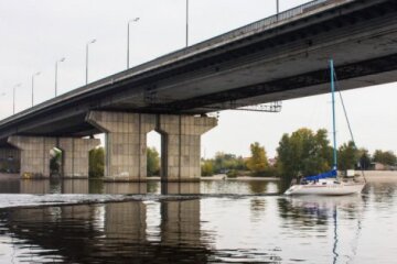“Ще один не витримав”: у столиці обвалився черговий міст