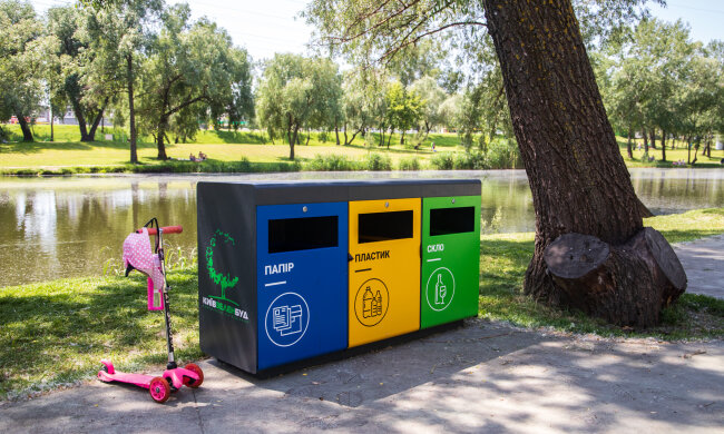 В парках столиці встановлюють контейнери для роздільного збору сміття (фото)