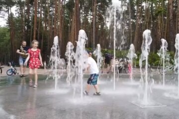 В київських парках діти бавляться з водограями (відео)