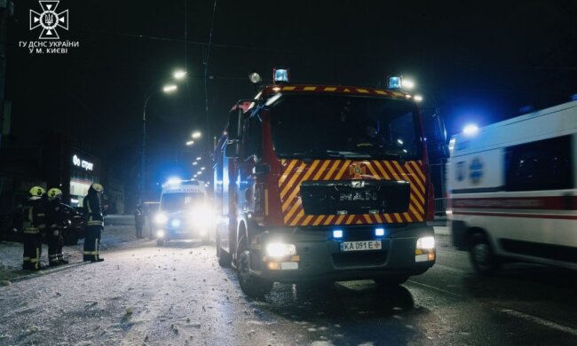 У Дніпровському районі рятувальники зі спецінструментом деблокували водія з авто