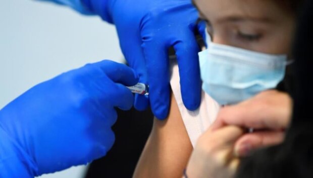 МОЗ рекомендує: в Україні стартувала вакцинація підлітків проти коронавірусу